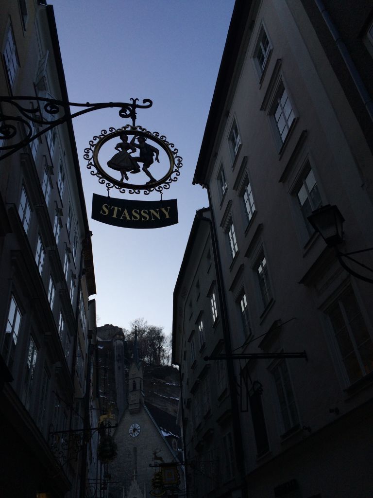 서로 경쟁하듯 귀여운 간판을 발견하는 즐거움이 쏠쏠