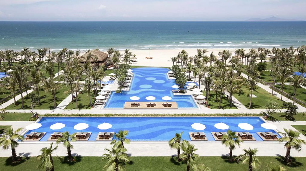 메인 수영장 전경.