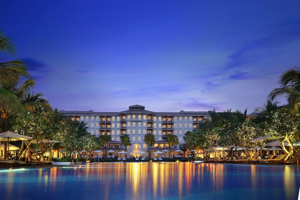 밤에 본 수영장 전경.