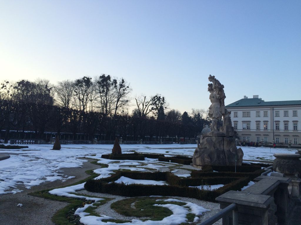 눈이 내려 앉은 미라벨 궁전 정원