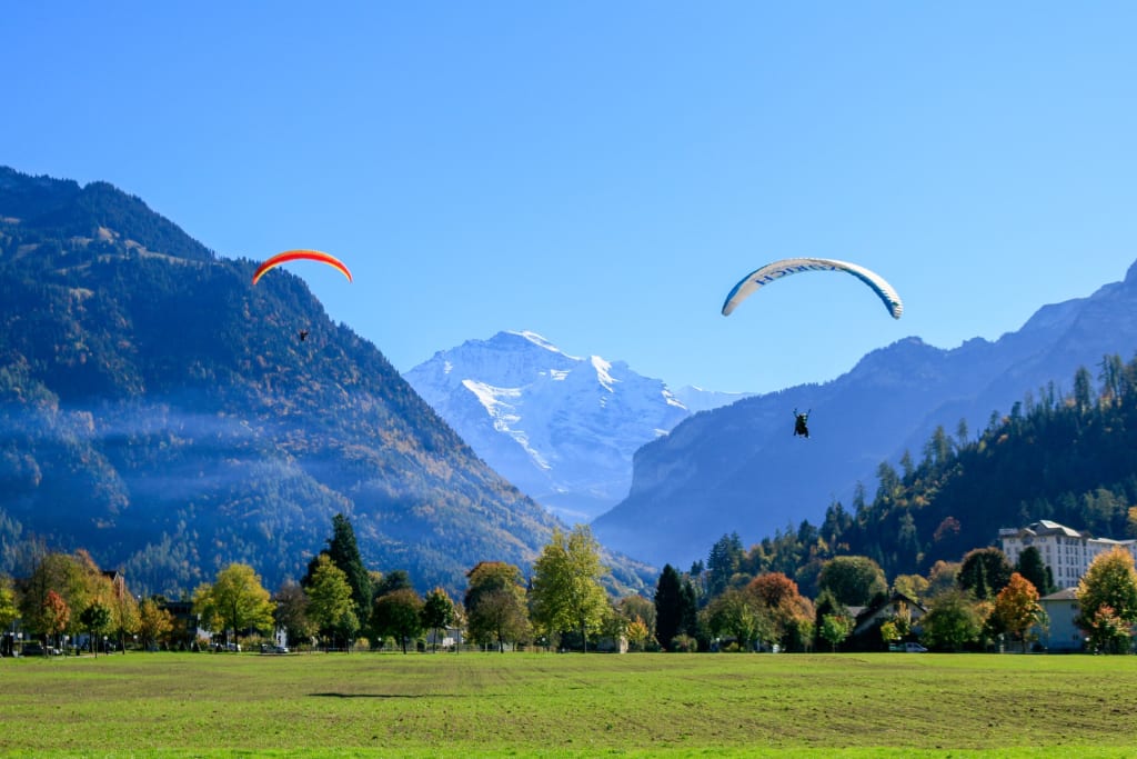 Immerse Yourself in the Beauty of the Swiss Alps: 5 Reasons to Visit 4 Paragliding in the Swiss Alps