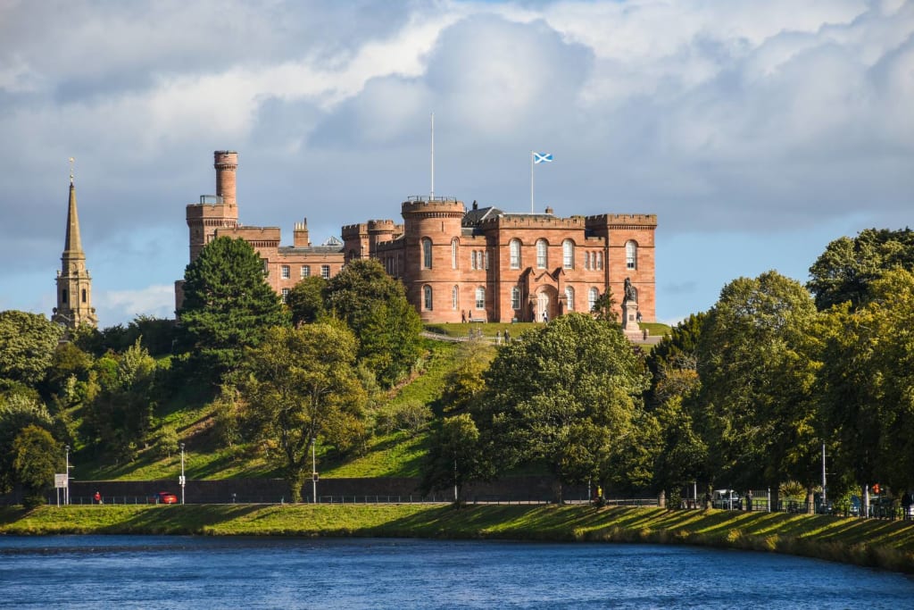Experience the 4 Beauty and History of Scotland: A Guide to Edinburgh and the Highlands 2 Inverness Castle in Scotland