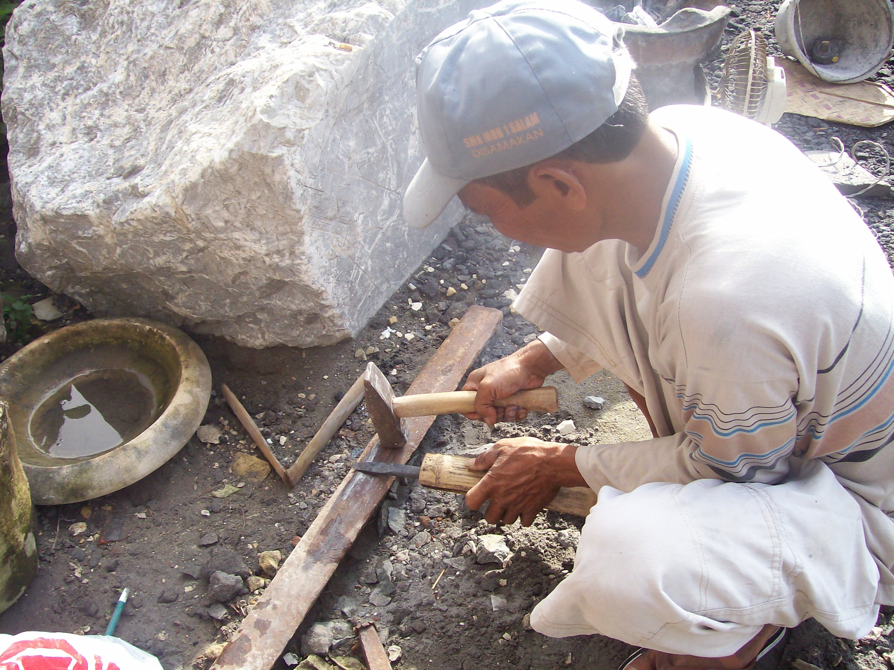 Edukasi Seni Pahat  Batu  Muntilan