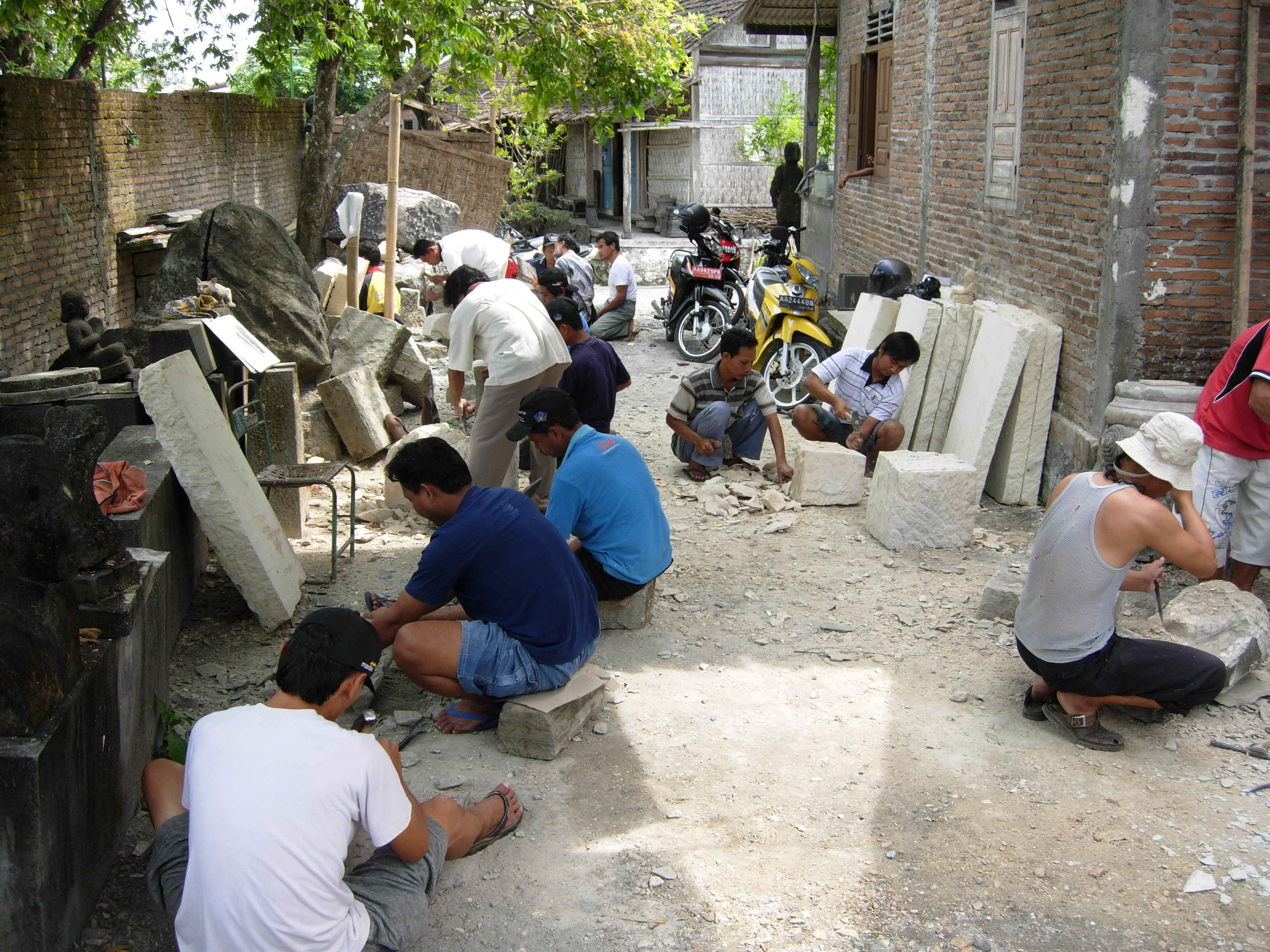 Edukasi Seni Pahat  Batu  Muntilan