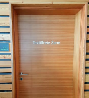 "Textilfreie Zone" - שלט בכניסה לסאונות המודיע כי הכניסה ללא בגדים