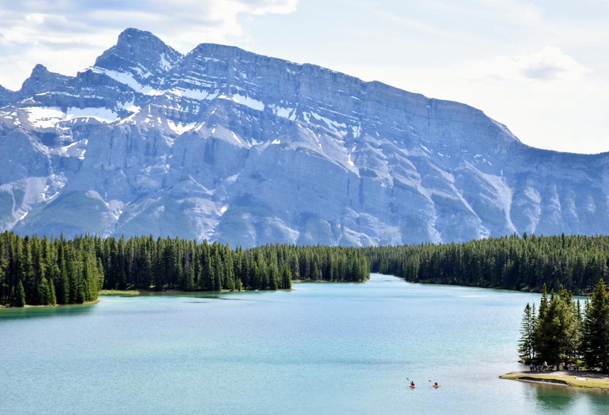 אגם מיניוונקה (Lake Minnewanka), פארק לאומי באנף, קנדה אגם מיניוונקה (Lake Minnewanka), פארק לאומי באנף, קנדה