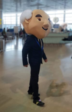 כניסה עם ילדים לטרקלין בבן גוריון בובה של דוד בן גוריון