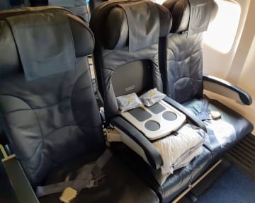 מושבי ביזנס במטוס 737-800 של יוקריין אינטרנשיונל איירליינס UIA מושבי ביזנס במטוס 737-800 של יוקריין אינטרנשיונל איירליינס UIA