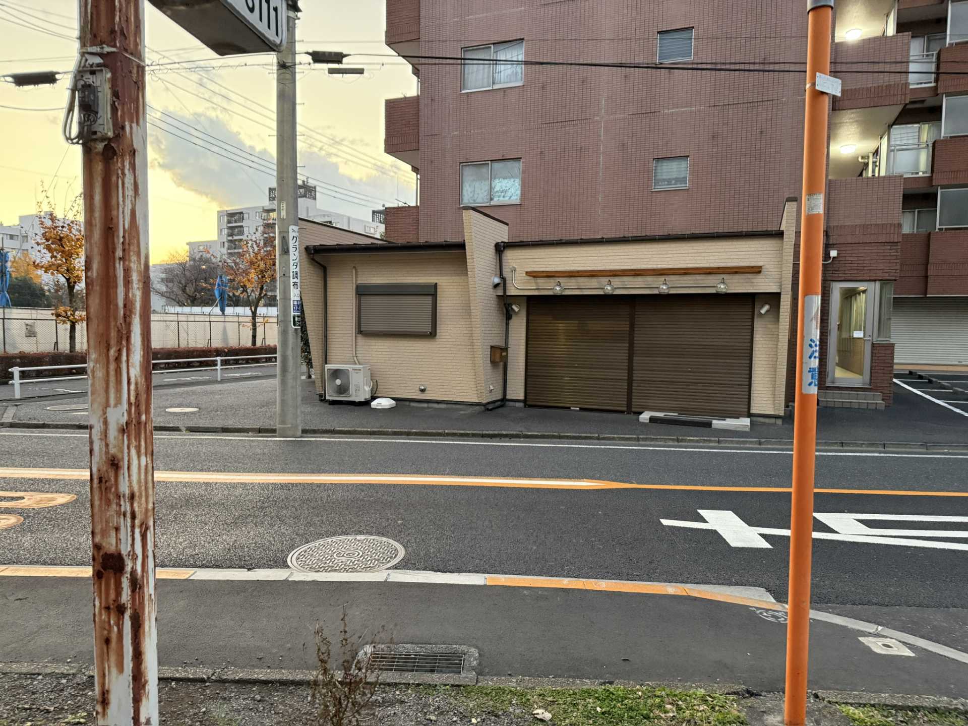 お目当てのパン屋さんの画像。シャッターが閉まっていてやっている気配がない