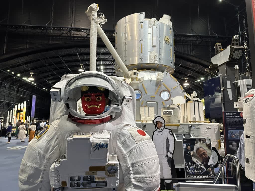 宇宙服を着た展示物と宇宙関連の展示会場の様子。