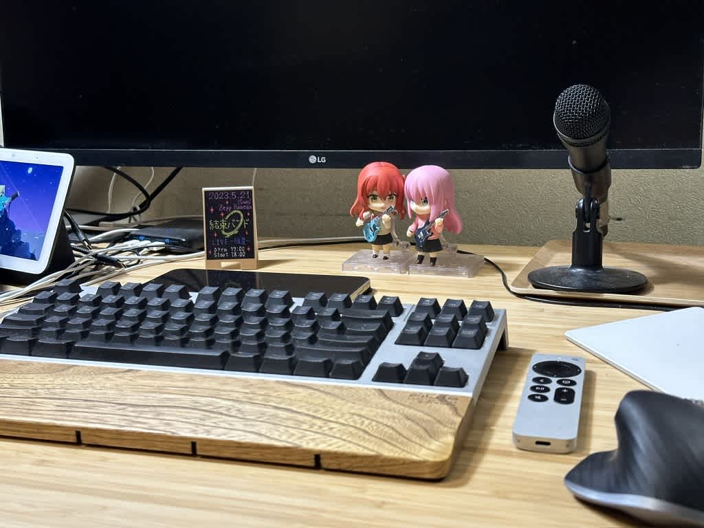 デスク上にキーボード、マイク、フィギュアが並ぶ作業スペース。奥にぼっちちゃんと喜多ちゃんのねんどろいどが置いてある。互いに若干向き合う感じでセッションしている