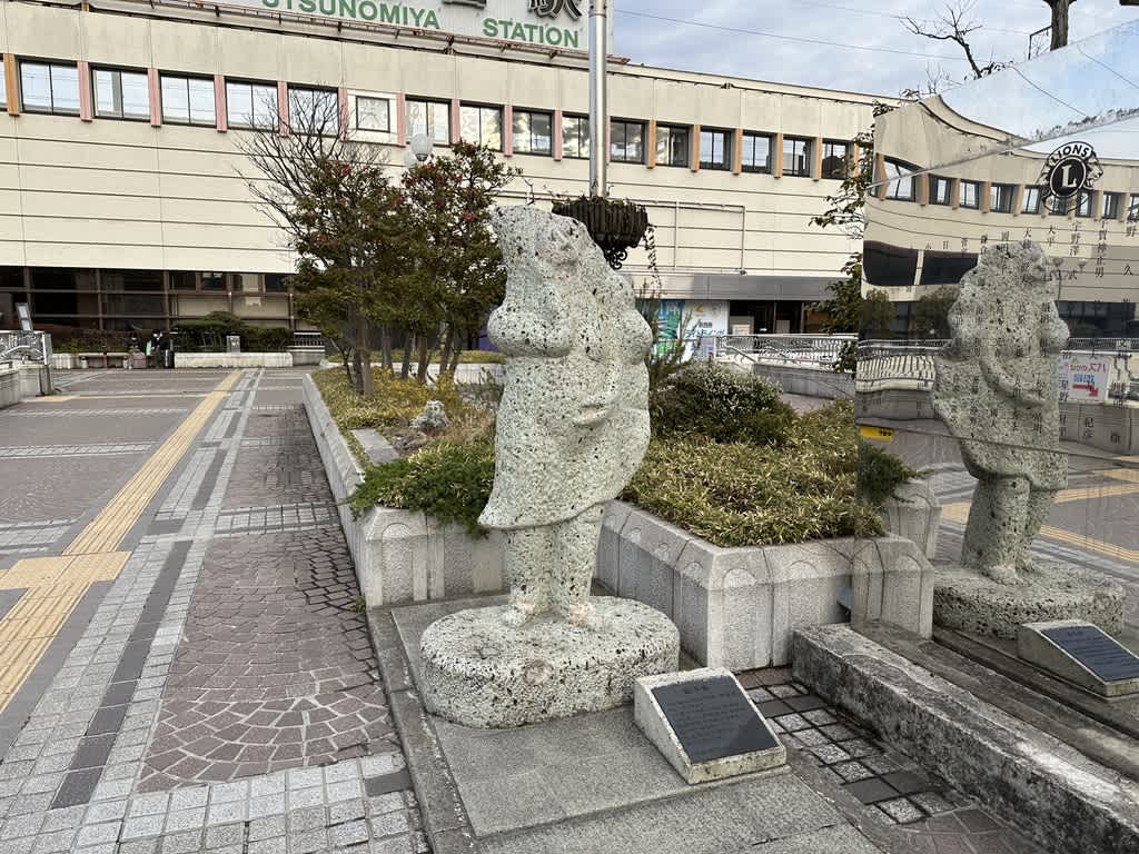 宇都宮駅前の広場にある石像と周囲の風景。
