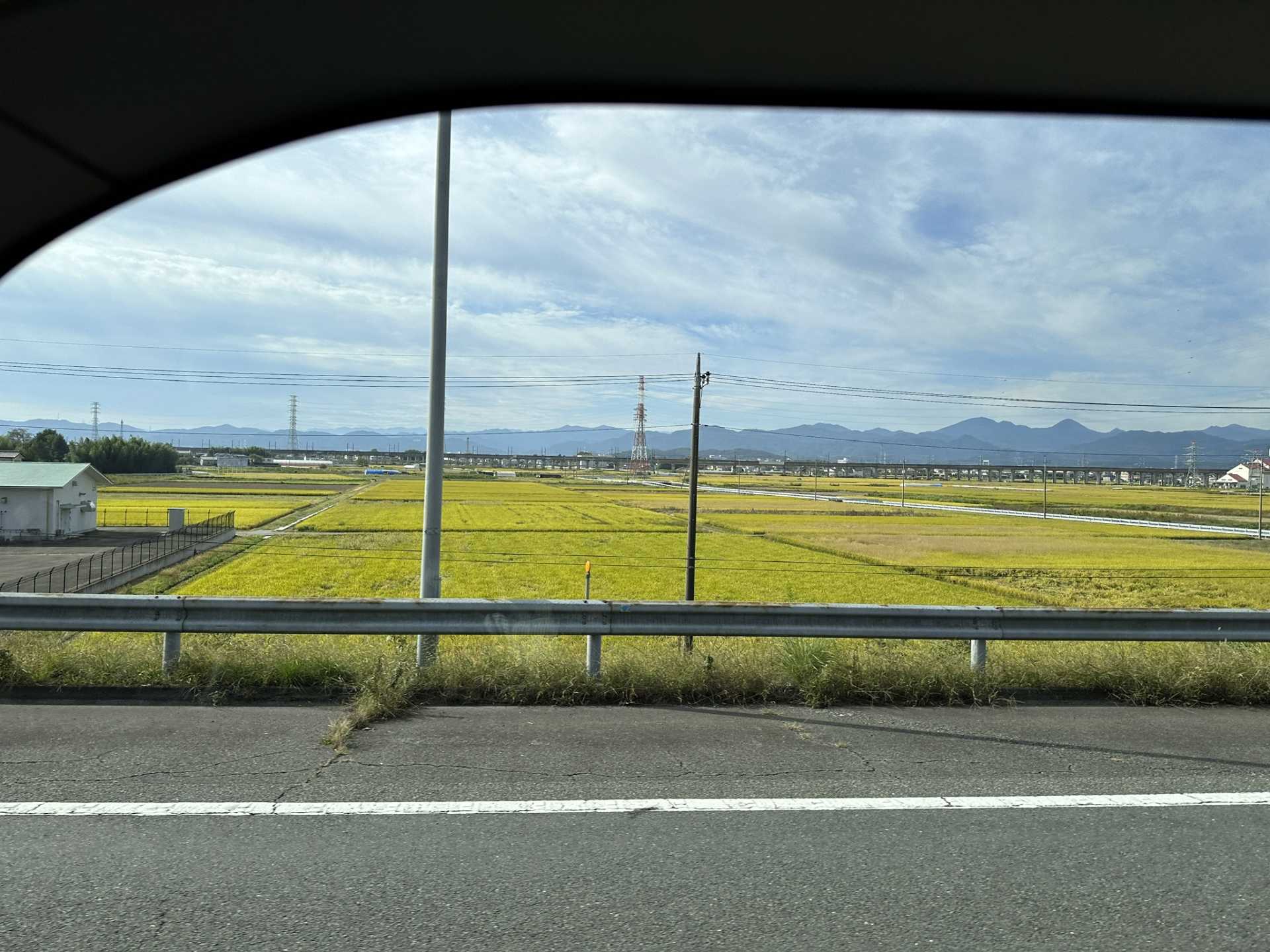 車内から撮影した田園風景の写真