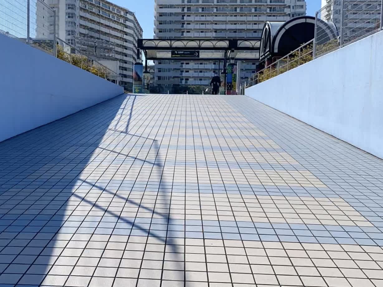 https://res.cloudinary.com/trpfrog/blog/skybridge-walk/chika2.jpeg