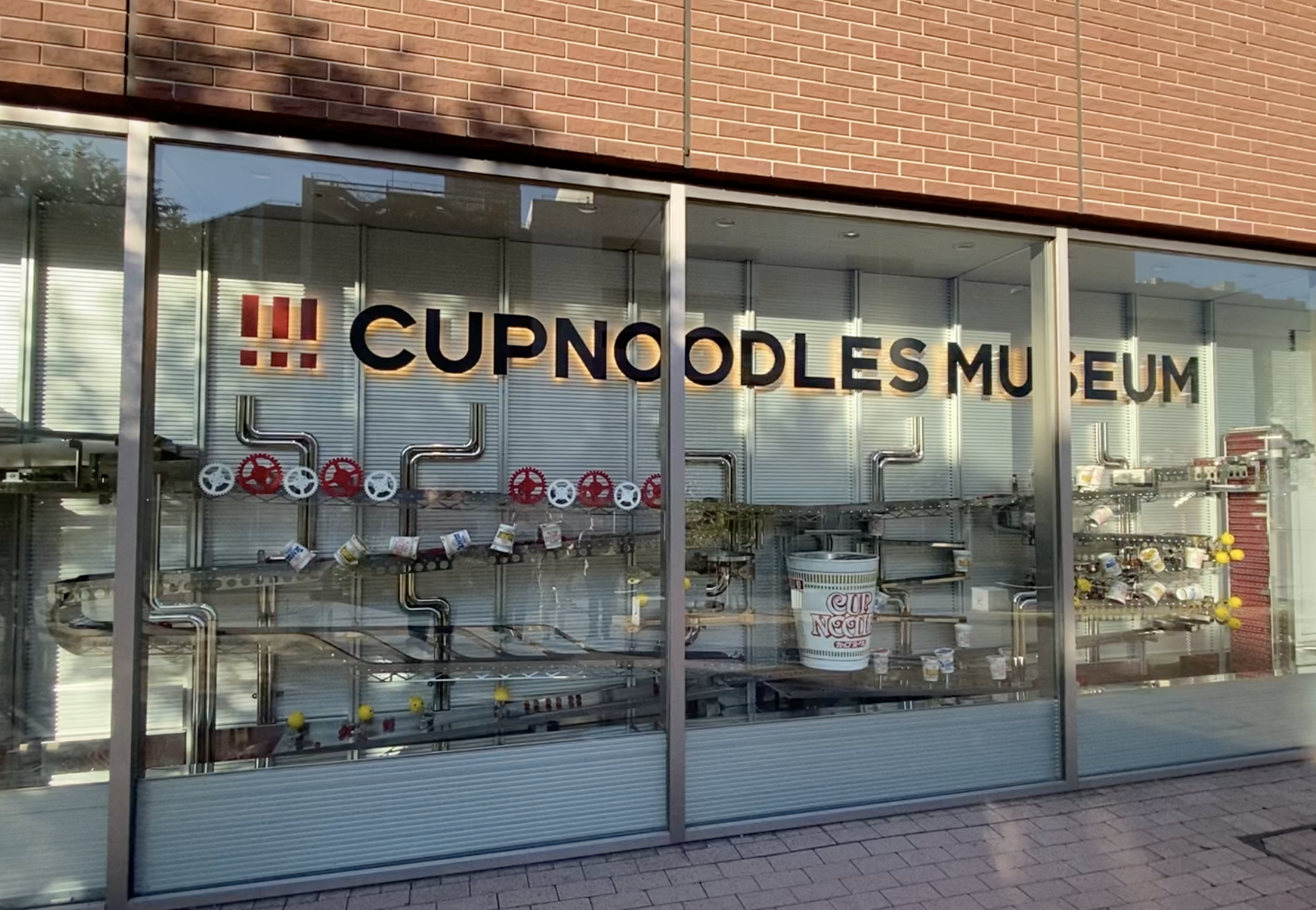 https://res.cloudinary.com/trpfrog/image/upload/v1645894335/blog/skybridge-walk/cupnoodle.png
