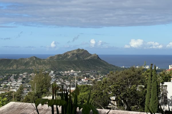 House sit in Honolulu, HI, US