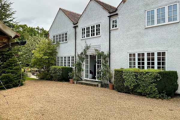 House sit in Bovingdon, United Kingdom