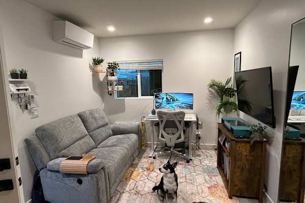House sit in Winnetka, CA, US