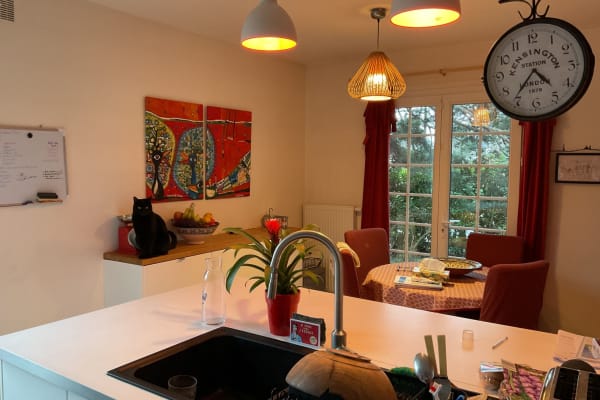 House sit in Le Mesnil-le-Roi, France