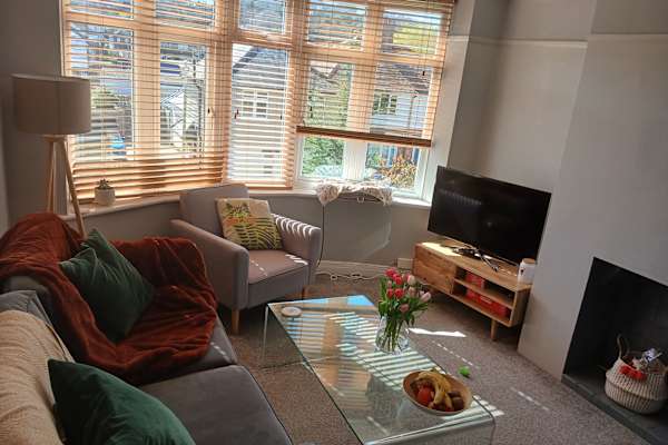 House sit in River, United Kingdom