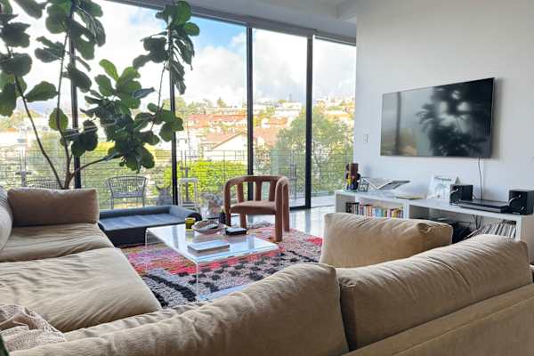 House sit in Los Angeles, CA, US