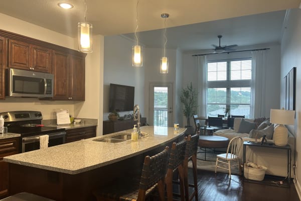 House sit in Leawood, KS, US