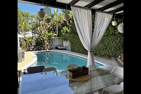 House sit in Los Angeles, CA, US