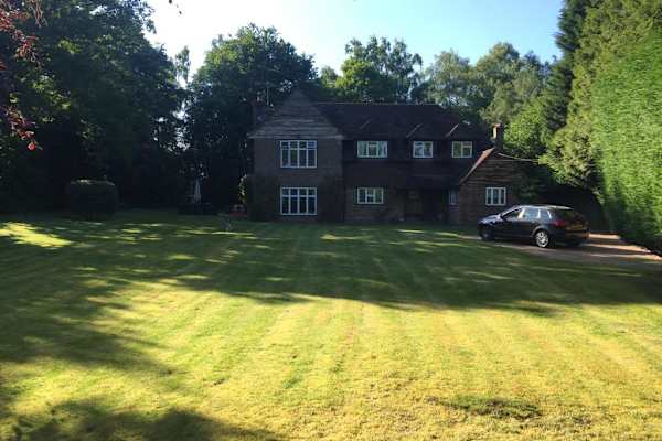 House sit in Copthorne, United Kingdom