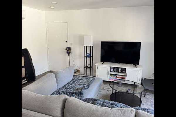 House sit in West Hollywood, CA, US