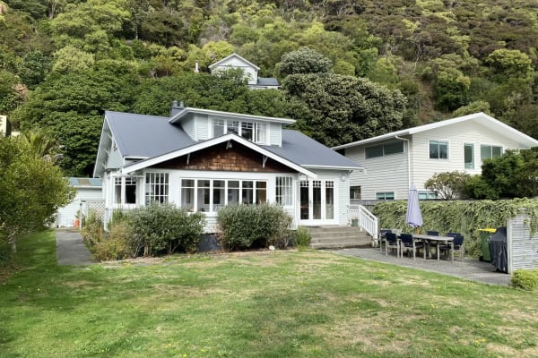House sit in Eastbourne, New Zealand