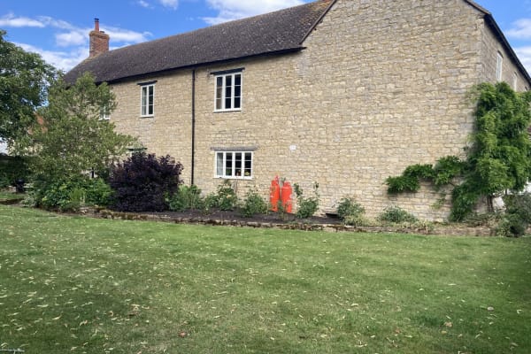 House sit in Deanshanger, United Kingdom