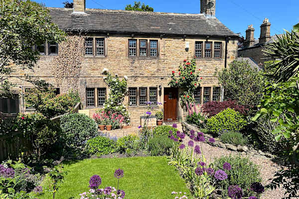 House sit in Clayton West, United Kingdom