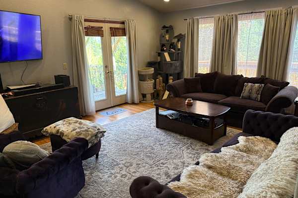 House sit in Canyonville, OR, US