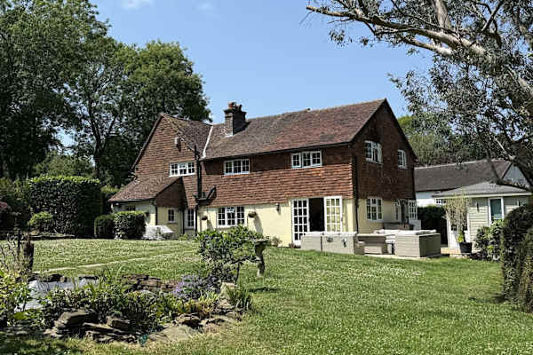 House sit in Horsham, United Kingdom