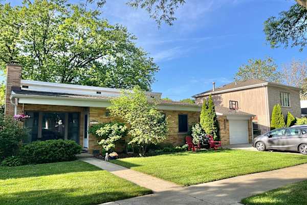 House sit in Skokie, IL, US