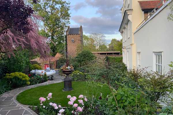 House sit in Thames Ditton, United Kingdom