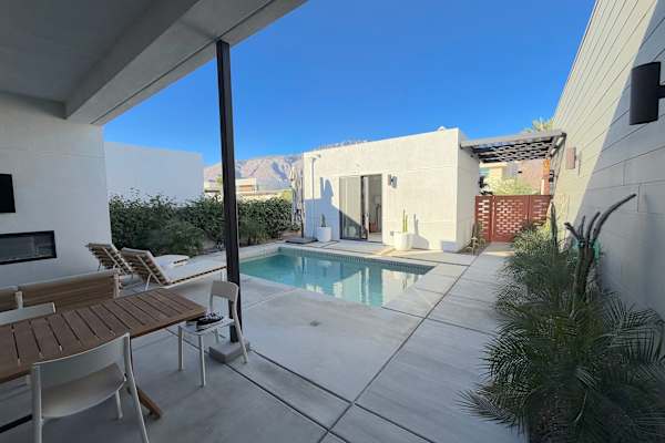 House sit in Palm Springs, CA, US
