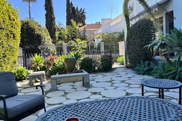 House sit in Los Angeles, CA, US