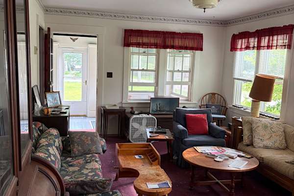 House sit in Angola on the Lake, NY, US