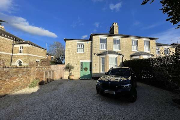 House sit in Weybridge, United Kingdom