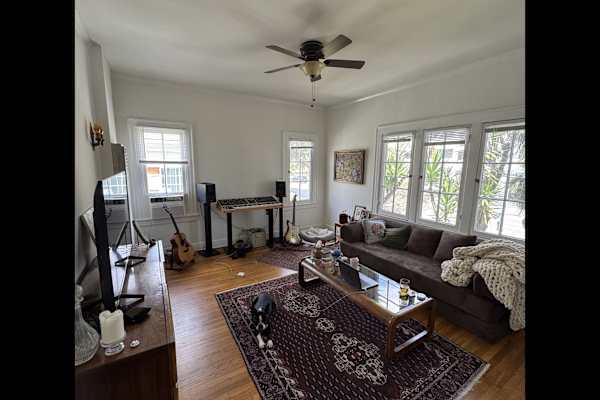 House sit in Los Angeles, CA, US