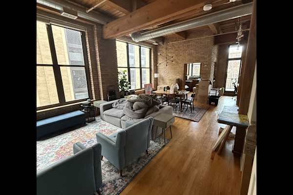 House sit in Chicago, IL, US