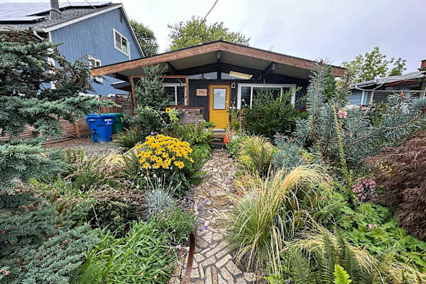 House sit in Highland Park, WA, US