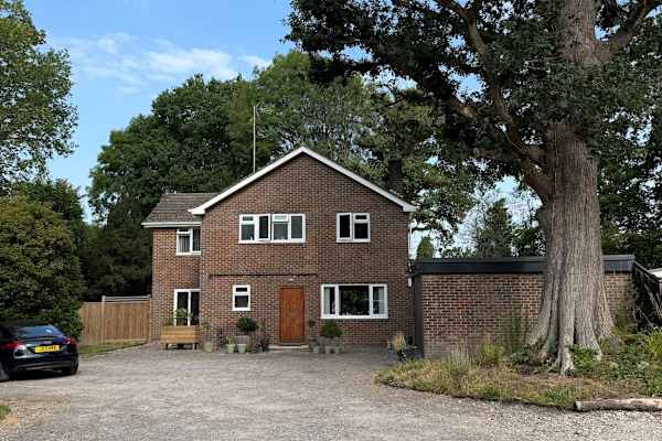House sit in Crawley, United Kingdom