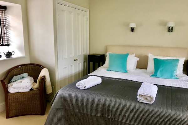 House sit in Bruton, United Kingdom