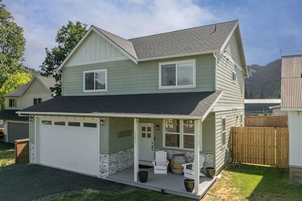 House sit in White Salmon, WA, US