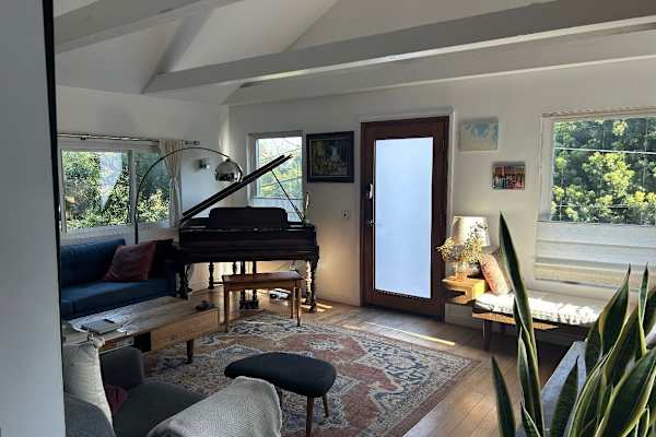 House sit in Los Angeles, CA, US