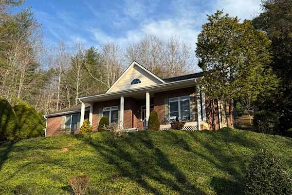 House sit in Asheville, NC, US