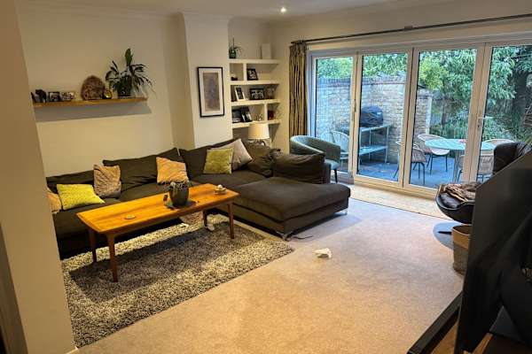 House sit in Esher, United Kingdom