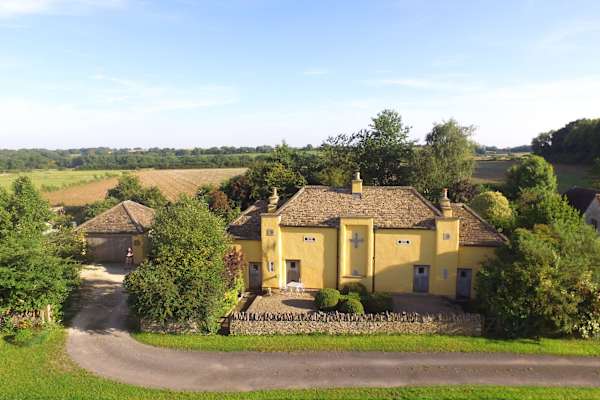 House sit in Hawkesbury Upton, United Kingdom